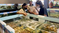 Para pelayan akan membantu pengunjung memilih seafood. Jika bingung atau ragu juga bisa minta rekomendasi jenis seafood dan olahannya. Foto: detikFood