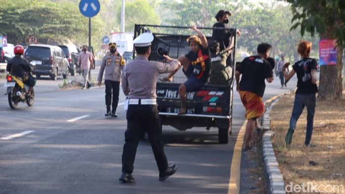 Bonek yang nekat ke Madura jelang laga derbi Suramadu diminta putar balik
