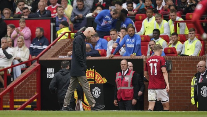 Manchester Uniteds Rasmus Hojlund, right, leaves the pitch after being replaced as his coach Erik ten Hag walks on the sideline during the English Premier League soccer match between Manchester United and Brighton and Hove Albion at Old Trafford stadium in Manchester, England, Saturday, Sept. 16, 2023. (AP Photo/Dave Thompson)
