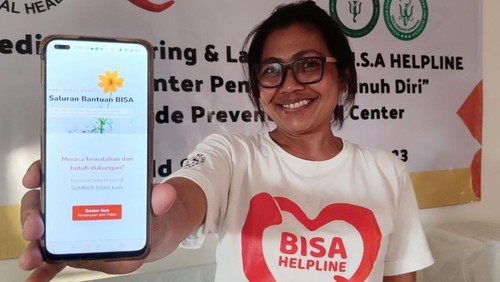 Admin Yayasan Bersama Bisa, Ni Wayan Ani Yulinda ketika menunjukkan website BISA Helpline pada Minggu (17/9/2023) di Badung, Bali,