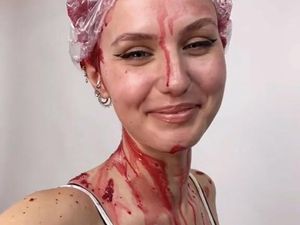 Wanita Ini Ngecat Rambut Pakai Umbi-umbian, Hasilnya Bikin Takjub