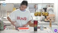 Begini Jihyo ketika sedang berada di dapur mungil miliknya. Saat itu, Jihyo sedang menyetok es batu untuk minumannya. Foto: YouTube MBC World