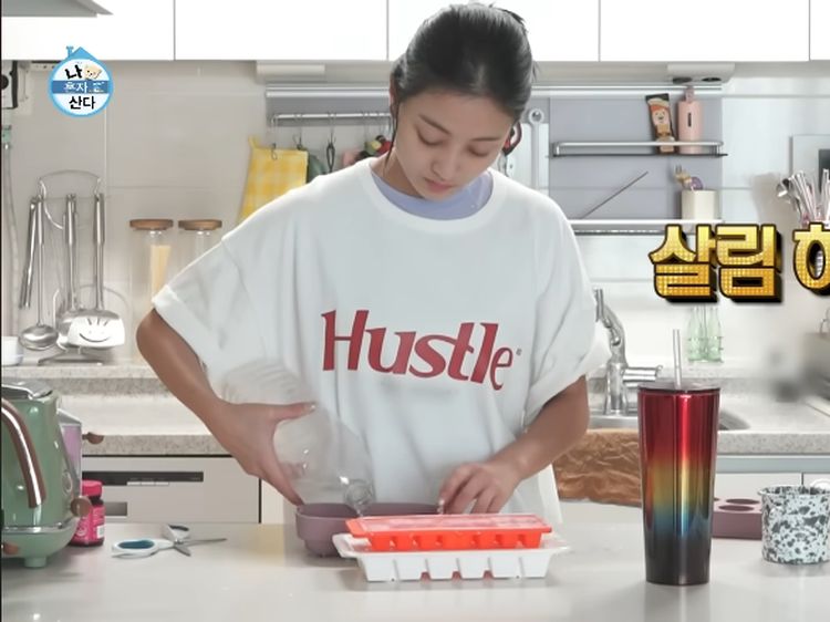 Minimalis! Begini Suasana Dapur Mungil Milik Jihyo TWICE