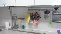 Area mencuci piring di dapur Jihyo TWICE juga tampak rapi. Beberapa peralatan terlihat digantung dan di dekatnya juga stoples berisikan pasta. Foto: YouTube MBC World