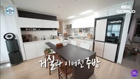Jihyo TWICE memamerkan rumah yang menjadi tempat tinggalnya dalam program acara I Live Alone yang tayang di MBC. Ia tinggal di sebuah apartemen dan tampilannya minimalis. Foto: YouTube MBC World