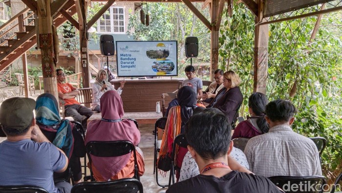 Diskusi Aliansi Zero Waste Indonesia tentang pengelolaan sampah di Bandung.