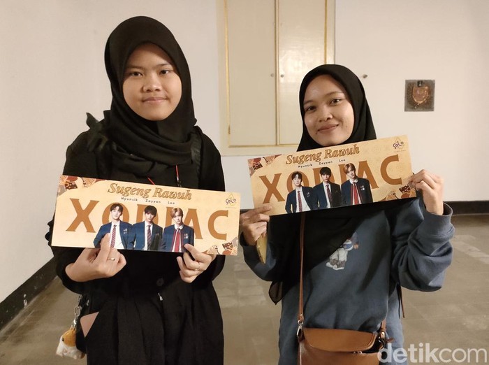 Fans XODIAC menunggu tiga member boy group asal Korsel itu di Pamedan Puro Mangkunegaran, Kota Solo, Minggu (17/9/2023) malam.