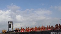 “Gandrung Sewu ini juga menjadi bagian dari konsolidasi kebudayaan. Bagaimana kemudian menari gandrung menjadi kebanggaan bagi anak-anak muda. Mereka turut melestarikan seni dan budayanya,” papar Ipuk. Foto: Eka Rimawati/detikJatim
