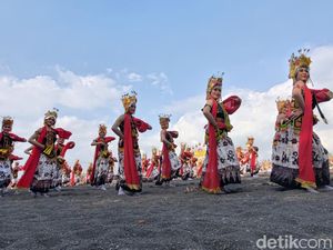 Berkah Ekonomi Lokal di Antara Jejak Tapak Gandrung Sewu Pantai Marina Boom