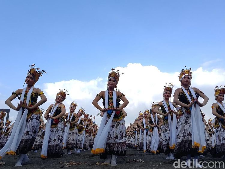 1.290 Penari Tampil Memukau Dalam Festival Gandrung Sewu 2023 di Banyuwangi