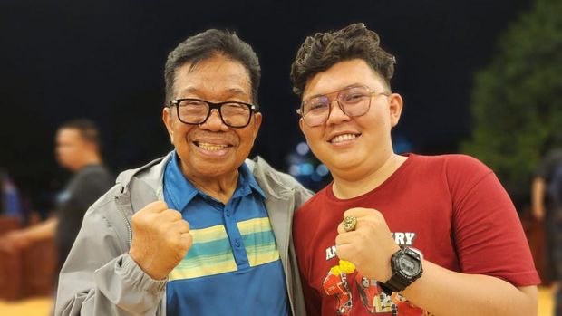 Founder Bosowa Group HM Aksa Mahmud menemui Aliansi Mattoanging menemui kelompok suporter PSM Makassar yang tergabung dalam Aliansi Mattoanging.