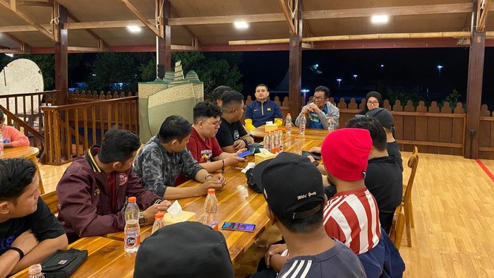 Founder Bosowa Group HM Aksa Mahmud menemui Aliansi Mattoanging menemui kelompok suporter PSM Makassar yang tergabung dalam Aliansi Mattoanging.