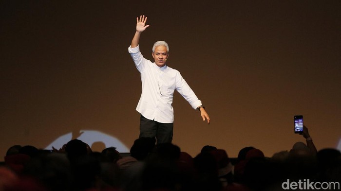 Bakal Calon Presiden Ganjar Pranowo memberikan pemaparan Forum Alumni Perguruan Tinggi se-Indonesia di The Ballroom XXI Djakarta Theater, Jakarta Pusat, Minggu (17/9/23). Ganjar Pranowo memaparkan materi soal Indonesia Emas dalam menjawab tantangan masa depan Indonesia.