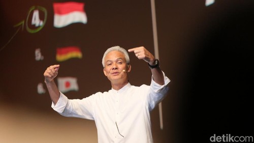 Bakal Calon Presiden Ganjar Pranowo memberikan pemaparan Forum Alumni Perguruan Tinggi se-Indonesia di The Ballroom XXI Djakarta Theater, Jakarta Pusat, Minggu (17/9/23). Ganjar Pranowo memaparkan materi soal Indonesia Emas dalam menjawab tantangan masa depan Indonesia.
