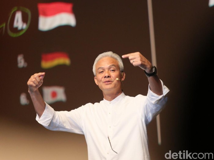 Bakal Calon Presiden Ganjar Pranowo memberikan pemaparan Forum Alumni Perguruan Tinggi se-Indonesia di The Ballroom XXI Djakarta Theater, Jakarta Pusat, Minggu (17/9/23). Ganjar Pranowo memaparkan materi soal Indonesia Emas dalam menjawab tantangan masa depan Indonesia.