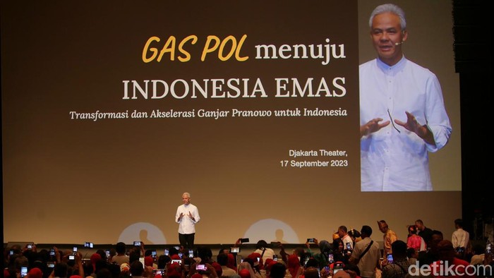 Ganjar Menjawab Tantangan Indonesia Emas Bakal Calon Presiden Ganjar Pranowo memberikan pemaparan Forum Alumni Perguruan Tinggi se-Indonesia di The Ballroom XXI Djakarta Theater, Jakarta Pusat, Minggu (17/9/23). Ganjar Pranowo memaparkan materi soal Indonesia Emas dalam menjawab tantangan masa depan Indonesia.