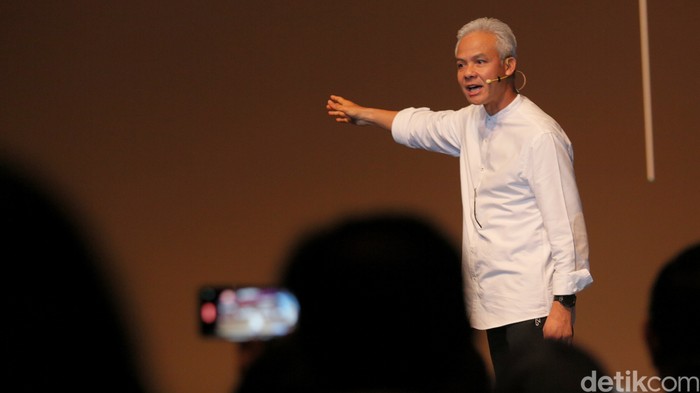 Bakal Calon Presiden Ganjar Pranowo memberikan pemaparan Forum Alumni Perguruan Tinggi se-Indonesia di The Ballroom XXI Djakarta Theater, Jakarta Pusat, Minggu (17/9/23). Ganjar Pranowo memaparkan materi soal Indonesia Emas dalam menjawab tantangan masa depan Indonesia.