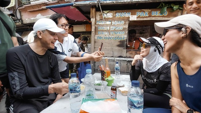 Ganjar Pranowo sarapan mie ayam usai CFD di Jakarta Pusat, Minggu (17/9/2023). (istimewa)