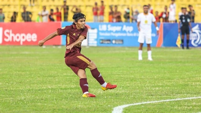 Gelandang PSM Makassar Rasyid Bakri mencetak gol ke gawang Barito Putera di Stadion Gelora BJ Habibie, Parepare dalam laga Liga 1 2023/2024 pekan ke-12.