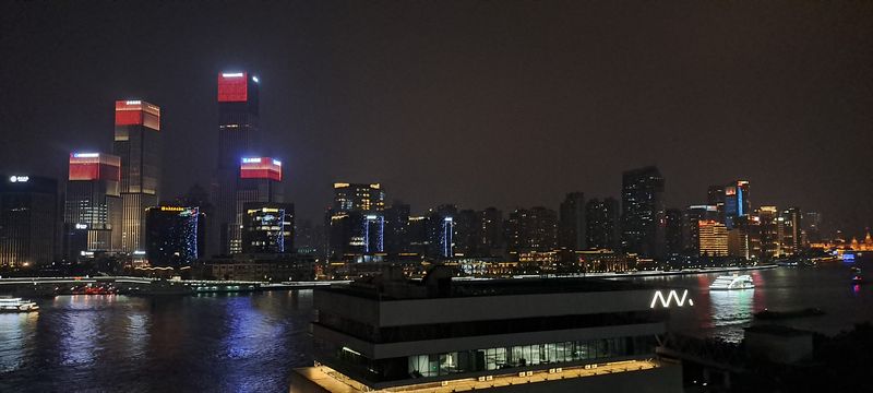 Gemerlap lampu kota menghiasi malam hari di Kota Shanghai, China