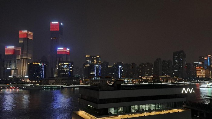 Gemerlap lampu kota menghiasi malam hari di Kota Shanghai, China