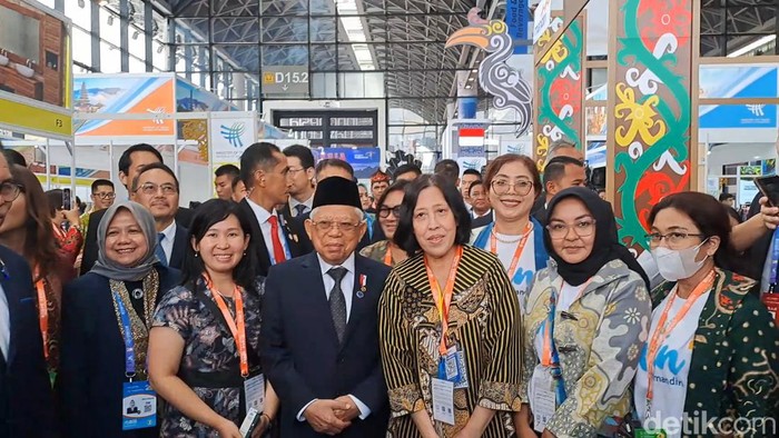Ibu-ibu WNI antusias ajak foto bareng Wakil Presiden Maruf Amin di Paviliun Komoditas Indonesia di China-ASEAN Expo ke-20 (Lisye/detikcom)