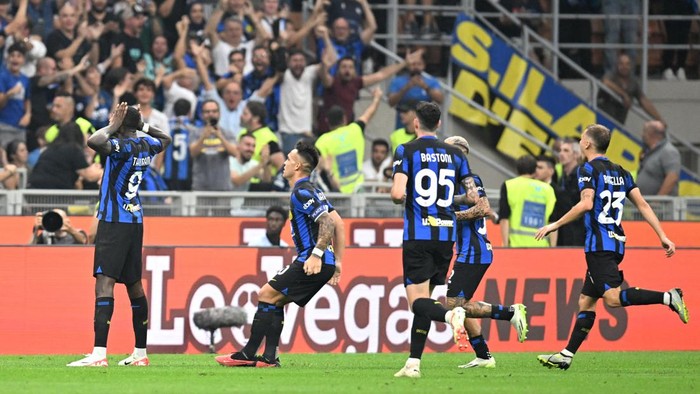 Soccer Football - Serie A - Inter Milan v AC Milan - San Siro, Milan, Italy - September 16, 2023 Inter Milans Marcus Thuram celebrates scoring their second goal with Lautaro Martinez REUTERS/Daniele Mascolo