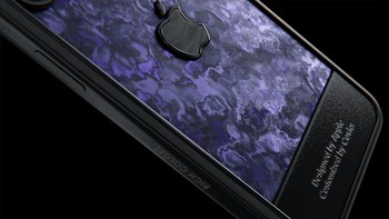 Sama seperti varian Dark Red, varian ini juga menggunakan mutiara berwarna hitam untuk logo Apple serta panel titanium yang dihiasi ukiran. Foto: Caviar