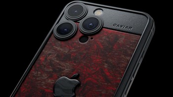iPhone 15 Pro dan iPhone 15 Pro Max edisi khusus ini hanya diproduksi 99 unit. Harganya mulai dari USD 7.340 (Rp 112 jutaan) untuk iPhone 15 Pro 128GB dan USD 8.130 (Rp 124 jutaan) untuk iPhone 15 Pro Max 256GB. Foto: Caviar