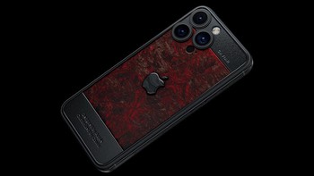 Logo Apple di belakangnya terbuat dari nacre atau mutiara berwarna hitam. Bagian atas dan bawahnya menggunakan panel titanium yang diukir. Foto: Caviar
