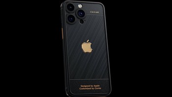 Logo Apple-nya terbuat dari emas 18K yang dilelehkan. Nuansa emas juga dapat ditemukan di tombol volume dan action button. Foto: Caviar