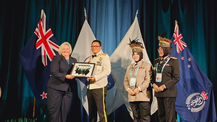 Kapolri Jenderal Listyo Sigit Prabowo, diwakili Kadiv Hubinter Polri Irjen Krishna Murti, menerima He for She Award dari International Association of Woman Police (IAWP).