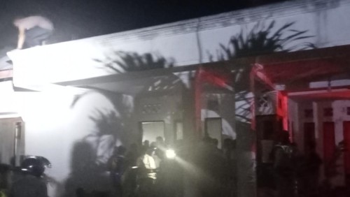 Rumah milik Yapi Harahap di Kelurahan Sarotari, Kecamatan Larantuka, Kabupaten Flores Timur terbakar, Minggu (17/9/2023), jam 20.43 Wita.