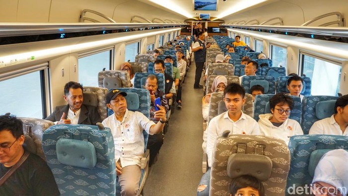 Keceriaan warga Bandung jajal kereta cepat dari Stasiun Tegalluar ke Stasiun Halim, Minggu (17/9/2023).