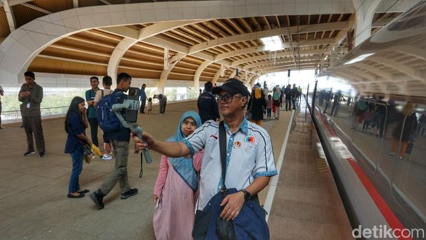 Keceriaan warga Bandung jajal kereta cepat dari Stasiun Tegalluar ke Stasiun Halim, Minggu (17/9/2023).
