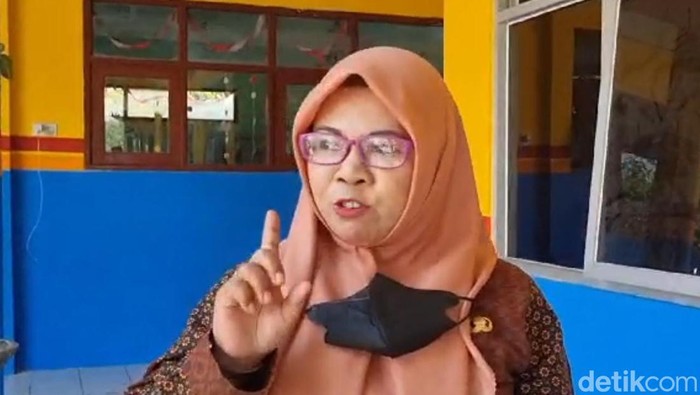 Gelagat aneh Kepala SDN 236 Menganti Umi Latifah soal siswinya jadi korban bullying matanya dicolok tusuk bakso hingga buta