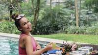 Salah satunya ini, ketika istri Tyson James itu menikmati sarapan di kolam renang. Sarapannnya, mulai dari segelas minuman hangat, roti, hingga dua makanan lain. Foto: Instagram @melaney_ricardo