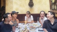 Melaney tampak sangat bahagia ketika berkumpul untuk makan siang bersama sahabat-sahabat artisnya. Mulai dari Luna Maya, Ayu Dewi, hingga Edrict Jandra. Foto: Instagram @melaney_ricardo