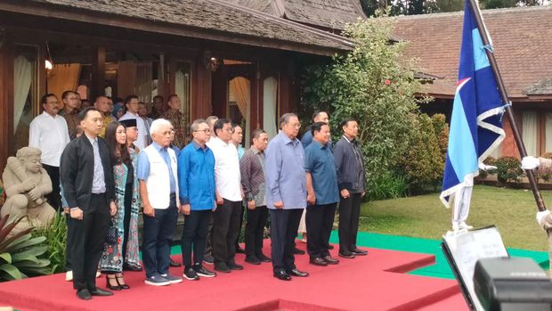 Ketua Majelis Tinggi Partai Demokrat Susilo Bambang Yudhoyono (SBY) tiba di kediaman Ketua Umum Partai Gerindra Prabowo Subianto, di Hambalang, Bogor, Jawa Barat (Jabar), Minggu (17/9/2023).