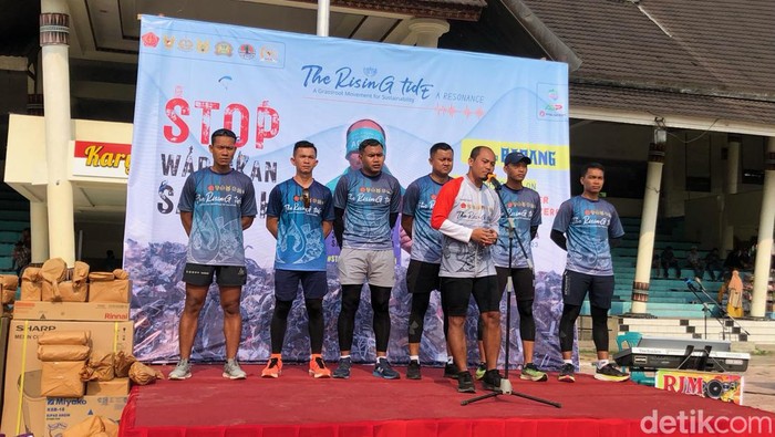 Ketujuh orang tim pembawa pesan The Rising Tide A Resonance 2023 saat memberikan sambutan di Padang. (Foto:  M. Afdal Afrianto/detikSumut).