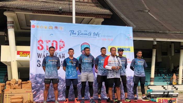 ketujuh orang tim pembawa pesan The Rising Tide A Resonance 2023 saat memberikan sambutan di Padang
