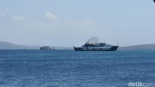 KMP Gerbang Samudera 2 yang mengalami mati mesin dan kandas di Selat Bali.