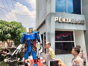 Unik, Ratusan Knalpot Brong Sitaan Kota Malang Disulap Jadi Patung Robot