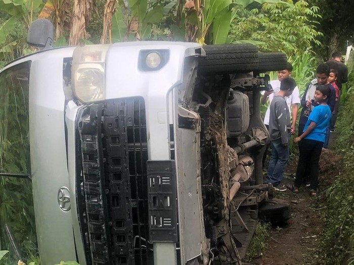 Kondisi minibus  yang mengalami kecelakaan tunggal di jalur Denpasar-Singaraja, Banjar/Desa Batunya, Kecamatan Baturiti, Tabanan, Bali, Minggu (17/9/2023). (Humas Polres Tabanan)