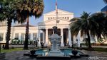 Museum Nasional Pagi Ini: Puing Berserakan, Asap Masih Mengepul