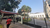 Terlihat kondisi pada pagi hari sekitar pukul 07.20 WIB suasana Museum Nasional aman terkendali. Terlihat petugas keamanan dari Polri turut berhaga di bagian depan museum. Foto: Weka Kanaka/detikcom