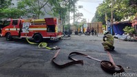 Mobil pemadam kebakaran masih berada di lokasi. Foto: Weka Kanaka/detikcom