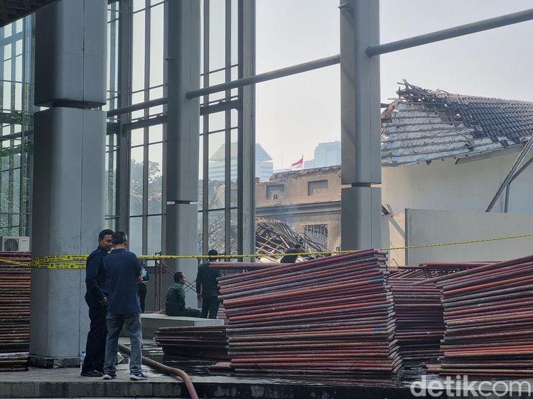 Museum Nasional Pagi Ini: Puing Berserakan, Asap Masih Mengepul