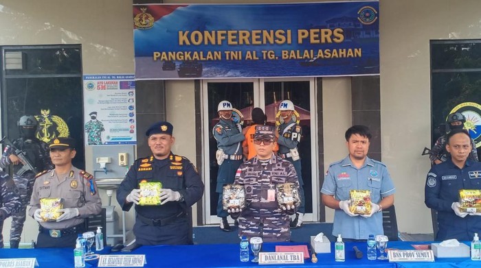 Konferensi pers penangkapan pria asal Surabaya yang ditangkap karena menjemput sabu dari Malaysia via Asahan. (Istimewa)