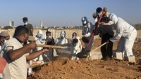 Sebelumnya otoritas kesehatan setempat menyebut korban tewas di kota timur Derna yang paling parah dihantam banjir sebanyak 5.500 orang. Kota Derna di Libya timur memang yang paling parah terdampak badai dan banjir akibat bendungan jebol. 